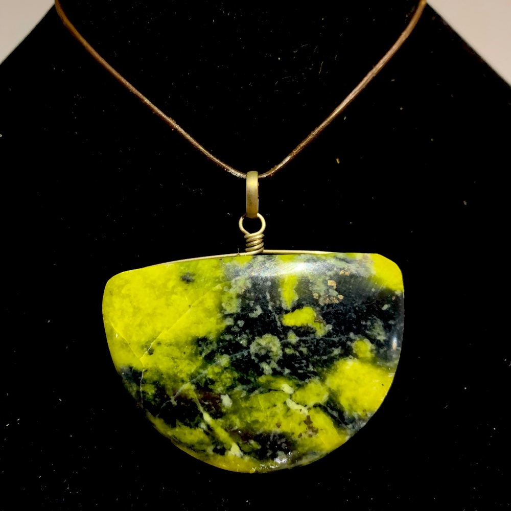 Free shipping-Serpentine with silver metal pendant necklace
